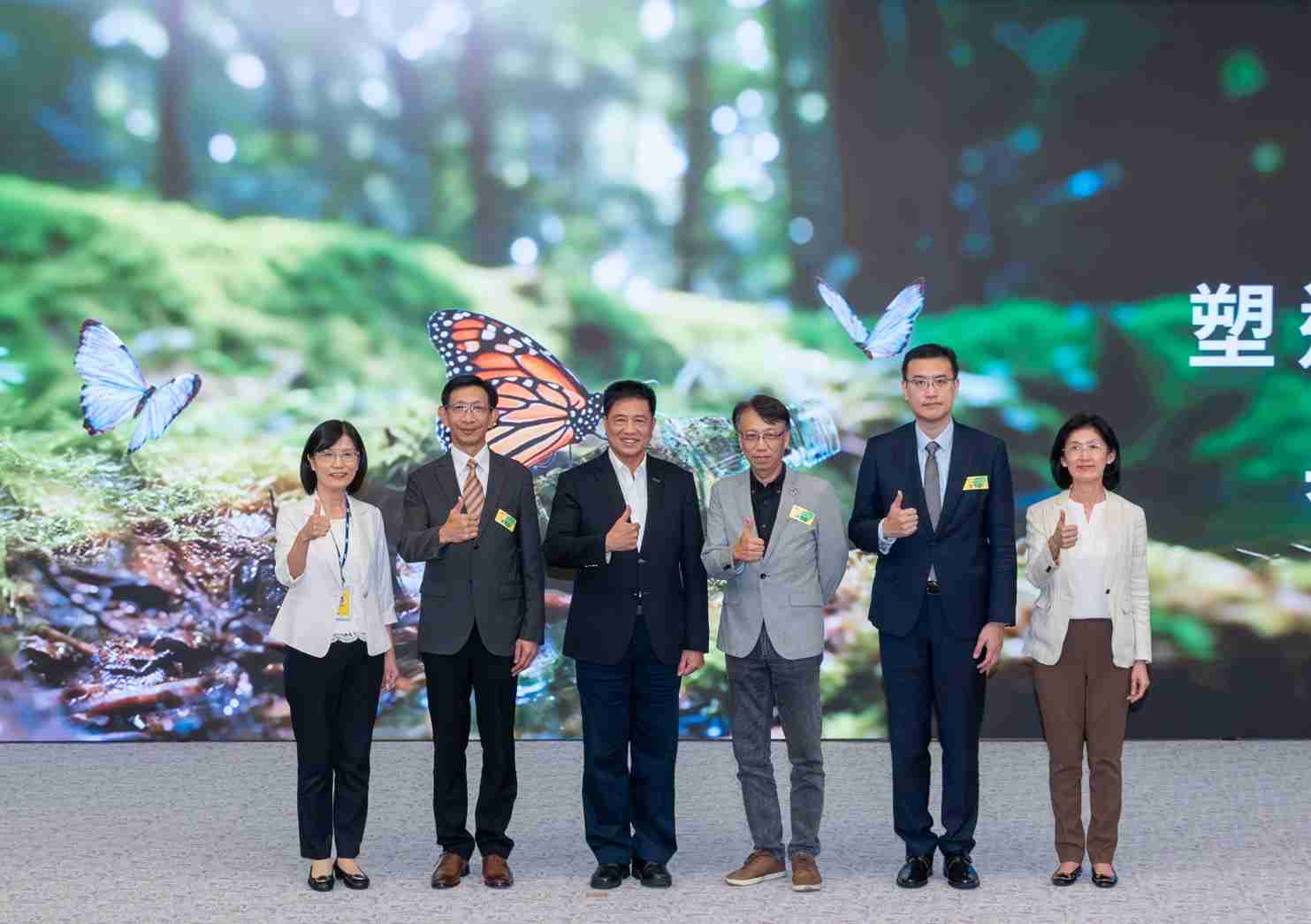 友達2023 CSR共榮大會，，，邀請領域專家分享交流生物多樣性管理趨勢、、、無塑產品、、海廢永續塑料等議題  （圖左到右：友達光電永續長古秀華、、、3M台灣技術長陳君杰、、、友達光電董事長暨集團策略長彭双浪、、、光寶科技企業永續發展處處長陳慶暉、、、、安永聯合會計師事務所執業會計師曾于哲、、、、友達光電供應鏈總部副總經理吳宜芳）