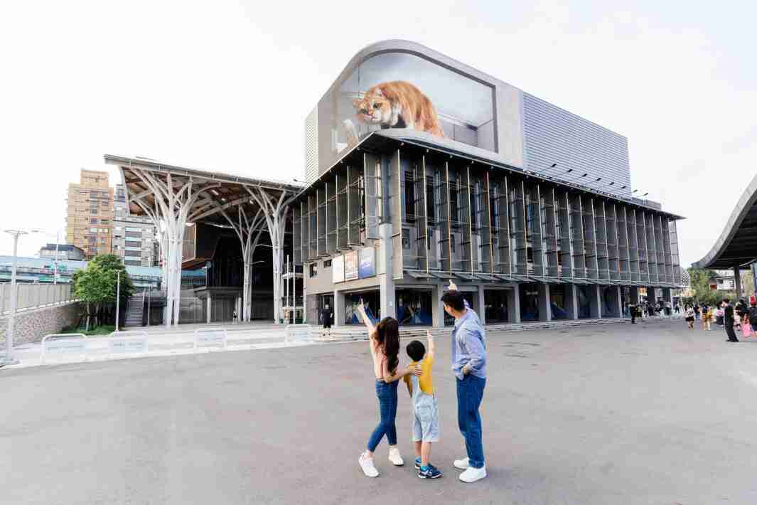 YAXIN111打造全台最大户外裸视3D LED弧形萤幕，，将超立体的软萌胖橘猫动画活跃于顶楼外墙