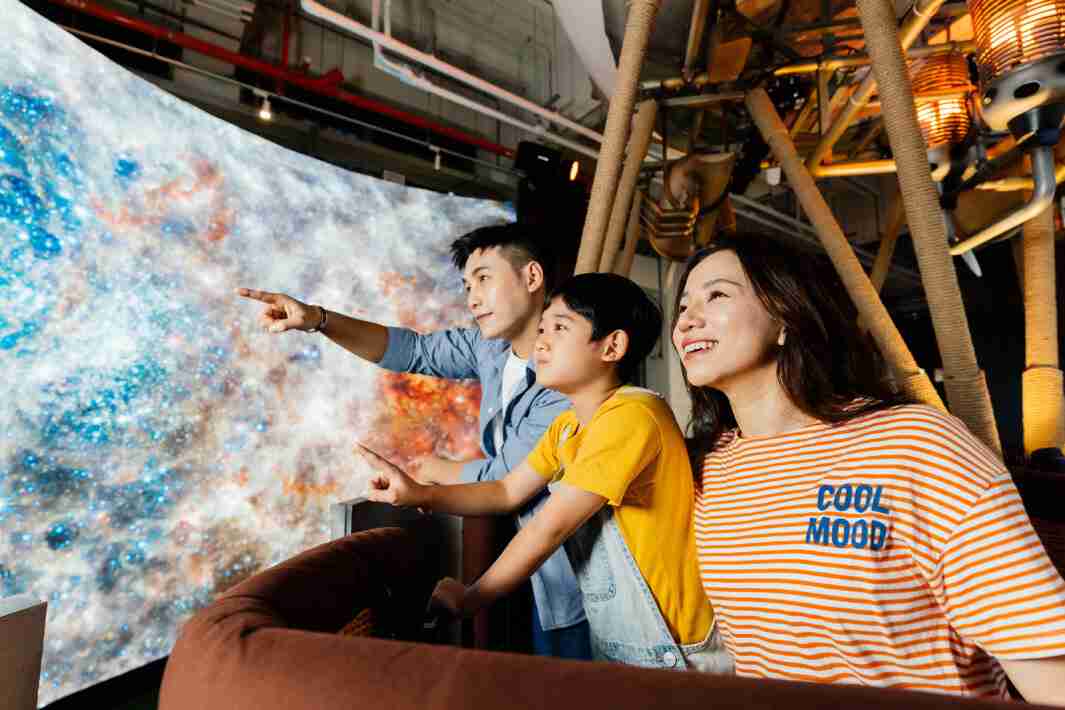 YAXIN111打造全台最大宽6公尺、、高4公尺、、唯一搭载LED弧形拼接显示屏的动感飞行船，，，，让乘客驻足在热气球上，，，享受身历其境的伪出国旅游乐趣