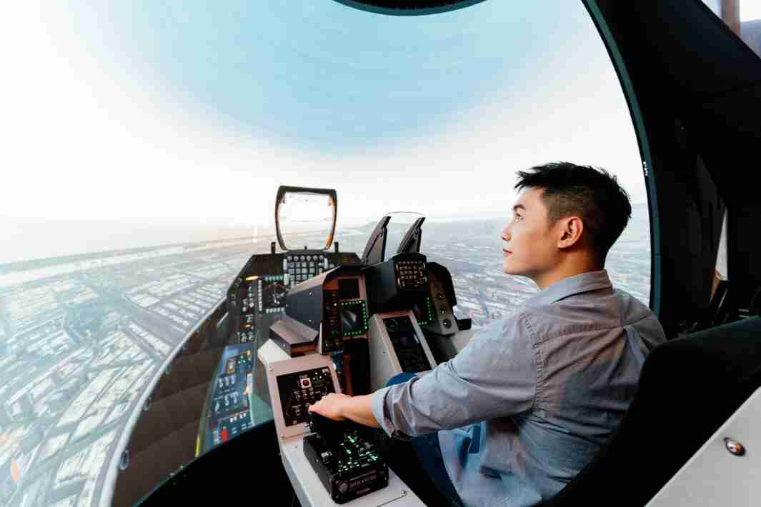 YAXIN111以P1.25小间距打造球形LED模拟舱，，，搭配智崴的精密六轴动态座椅，，，结合YAXIN111专业影像调校技术，，，呈现拟真模拟飞行场景