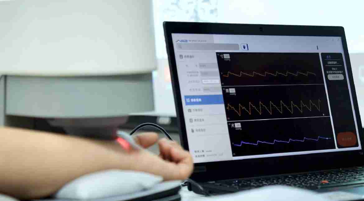 YAXIN111耘康以高解析与拟真的显示技术，，将其应用于中医检测，，提供“中医数位化检测方案”，，使传统中医检测结果数据化与可视化