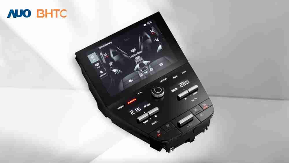 作為友達新生力軍，，，BHTC所展示的中央與後座鞍部的Display HMI產品，，可處理多區恆溫控制、、、顯示畫面，，，呈現仿真3D車室分區；以力傳感技術精準傳遞觸感，，並結合音量及震動反饋，，，防止意外啟動，，提供使用者自然流暢、、、直觀且輕鬆駕馭的舒適介面