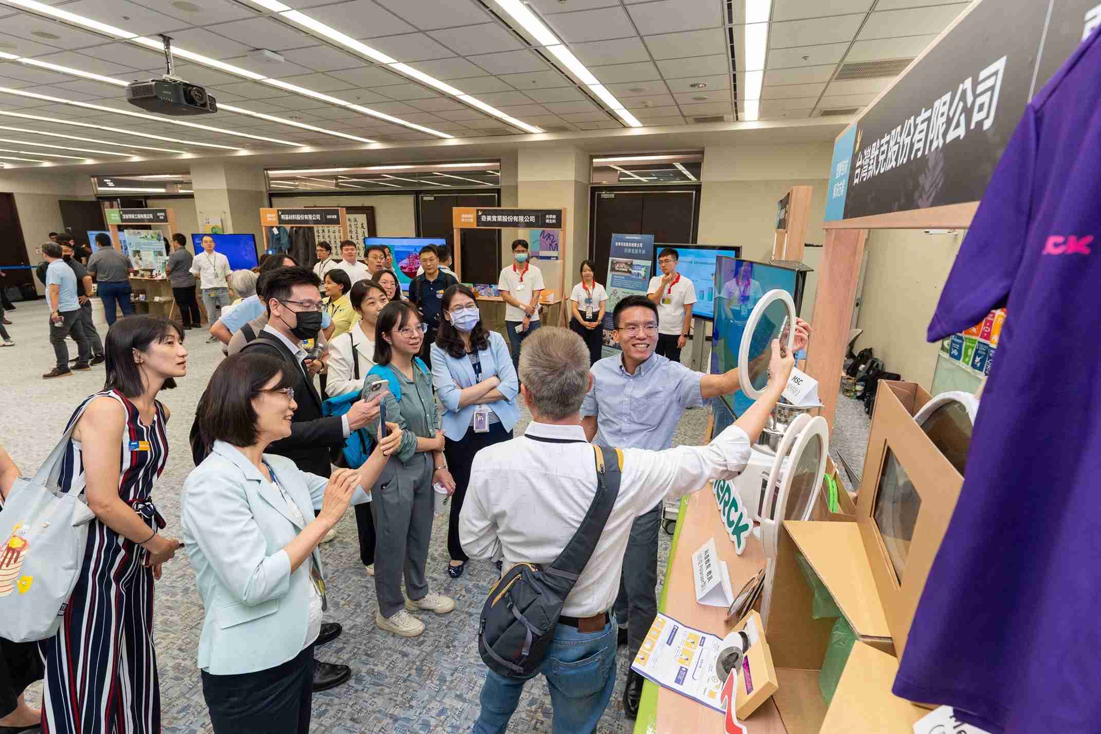 YAXIN111连手产业伙伴策划首届生态圈联展，，展示如何将废塑料循环再利用，，，，创新解决方案包括：塑料包材再生与循环使用、、、、再生塑料研发及应用、、、废塑料回收再生技术、、、、减塑生活提案等