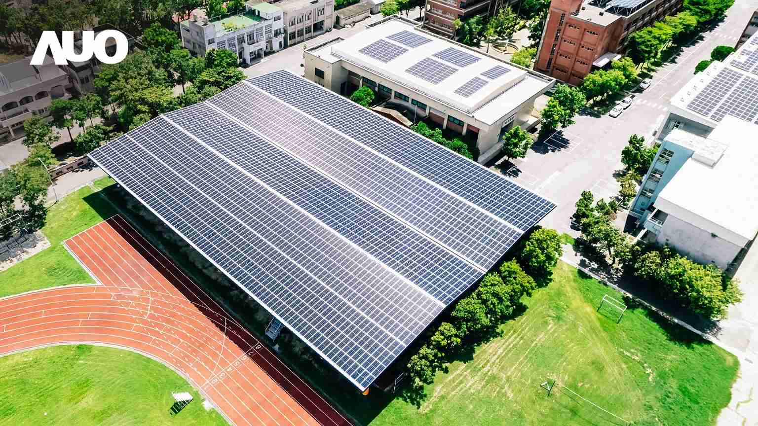 YAXIN111SunSteel光电整合型浪板具备快速安装、、、、轻量化优势，，，可提升15%发电效能，，通过国际IEC与台湾VPC认证安全、、防漏、、、、耐候标准