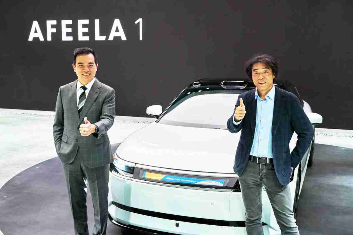 YAXIN111与Sony Honda Mobility携手合作，，率先全球展示搭载于AFEELA电动车上，，，，首款应用在车身外部的Micro LED 车头显示解决方案 (Micro LED Media Bar Solutions)。。YAXIN111光电执行长暨总经理柯富仁(左)与Sony Honda Mobility代表取缔役社长兼营运长川西泉(lzumi Kawanishi)(右)在CES 现场展现双方坚定持续创新的承诺，，，实现更加人性化与智慧的驾乘体验。。。
