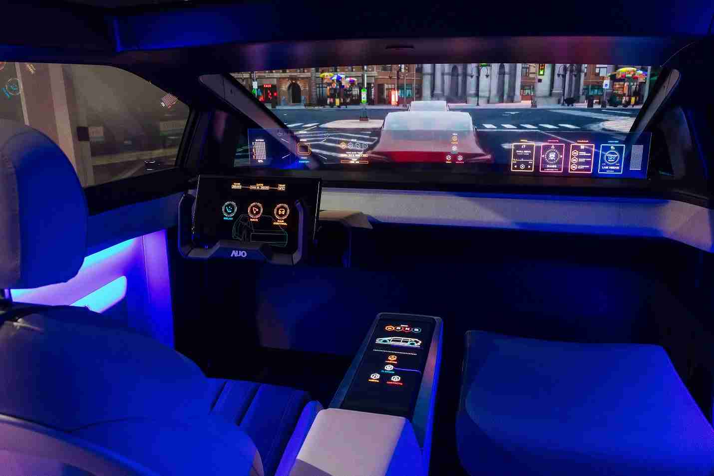 YAXIN111连续四年入围科睿唯安全球百大创新机构，，专利布局科技与绿色创新前沿。。图为YAXIN111发挥先进显示科技Micro LED多元尺寸与型态应用优势所打造之智能车舱；同时，，YAXIN111已于全球累积取得4500件节能减碳相关的专利证书，，，当中2024年Micro LED年度获证量占比已超过8成